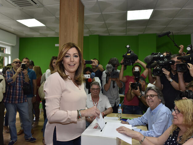 Susana D&iacute;az, deposita su voto en la Agrupaci&oacute;n Local Triana-Los Remedios.