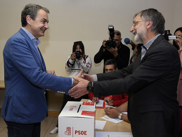 El ex presidente Jos&eacute; Luis Rodr&iacute;guez Zapatero saluda al presidente de la mesa electoral antes de votar.