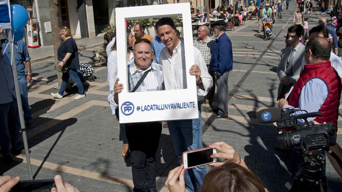 Xavier García Albiol posa ayer con un simpatizante en una campaña del PP en Sant Feliu de Guixols.