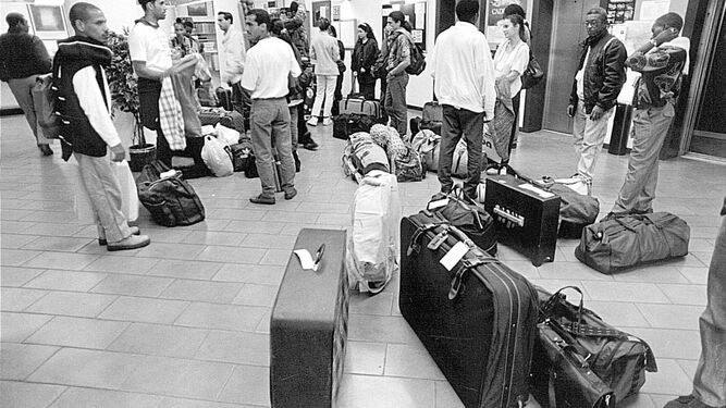 Participantes del FIT con sus equipajes en la Residencia del Tiempo Libre a finales de los 90.