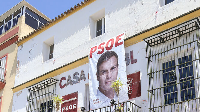 Un gran cartel con la imagen de Pedro Sánchez preside desde el lunes la fachada de la Casa del Pueblo de Chiclana.