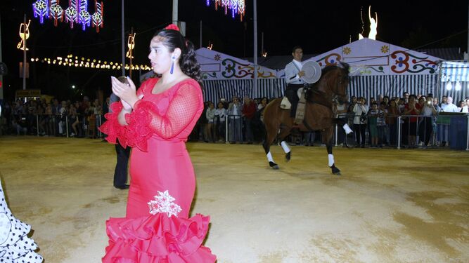 La Academia de Araceli Arias junto al jinete Eduardo Gallardo deleitaron al público con el espectáculo ecuestre.