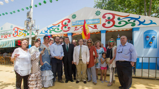 Foto de familia de los participantes en la convivencia celebrada ayer en la caseta del Partido Popular.