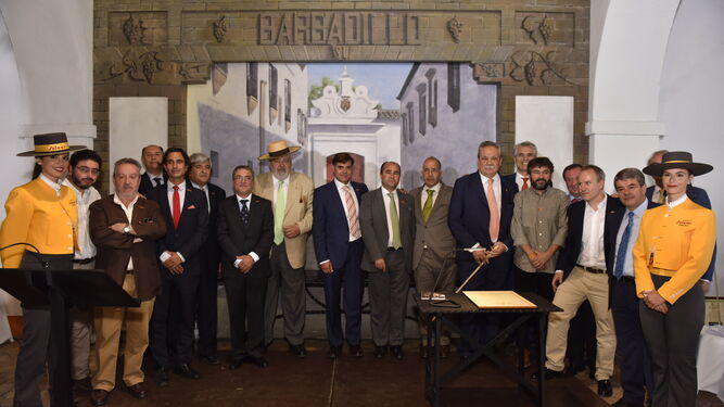 Foto de grupo de los nuevos Caballeros de la Orden de la Solear de Bodegas Barbadillo.