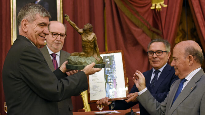 Manuel Bustos recibiendo el premio Gaditano de Ley que concede el Ateneo de Cádiz.