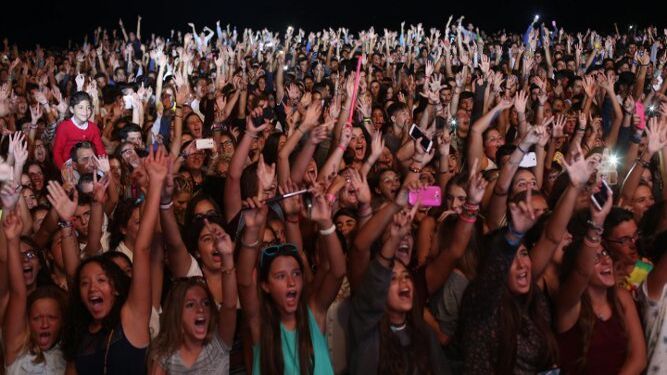 El público disfruta de un concierto celebrado hace unos años en la playa, a pocos metros del Paseo Marítimo.