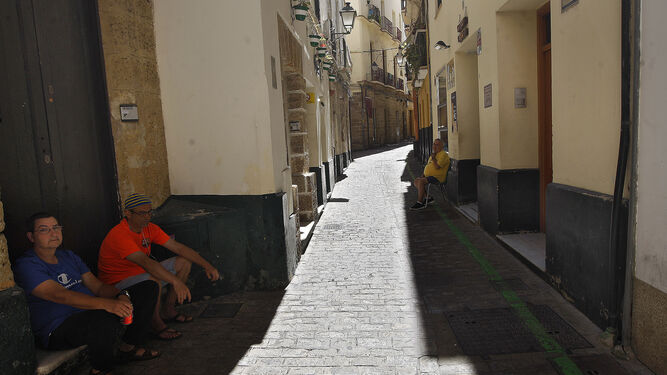 Vecinos en una de las calles de El Pópulo, un barrio al que en su momento dio vida el Plan Urban, al igual que al de Santa María.