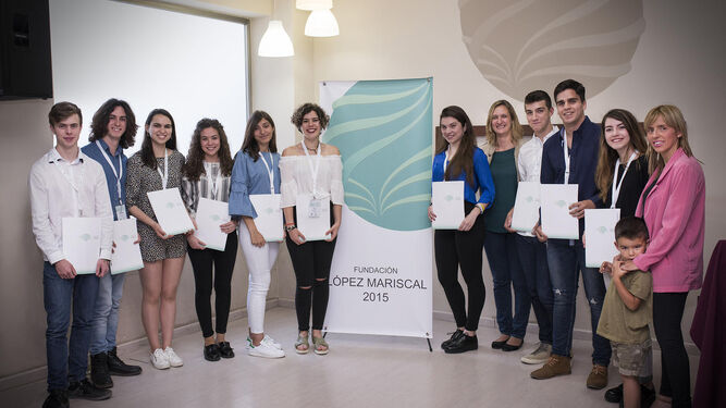 Una imagen de los jóvenes que han conseguido las diez becas otorgadas por la Fundación López Mariscal 2015, junto a algunos de los impulsores.