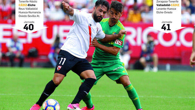 Carpio intenta arrebatar el balón al sevillista Ivi durante el partido disputado el pasado sábado en el estadio Ramón Sánchez Pizjuán.