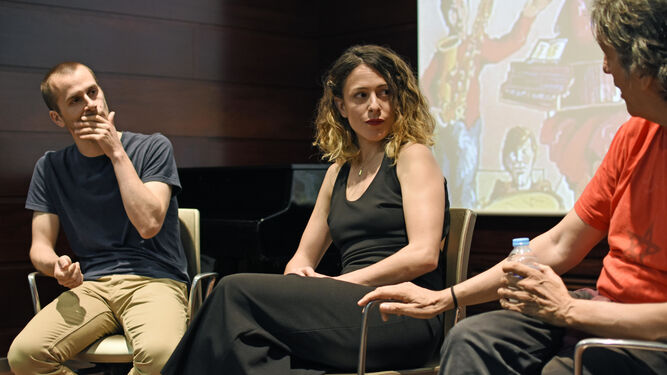 Pablo Hernando y Andrea Jaurrieta, durante su intervención en el Centro Unicaja de Cultura.