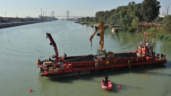 Una imagen reciente de un dragado de mantenimiento en el río Guadalquivir.