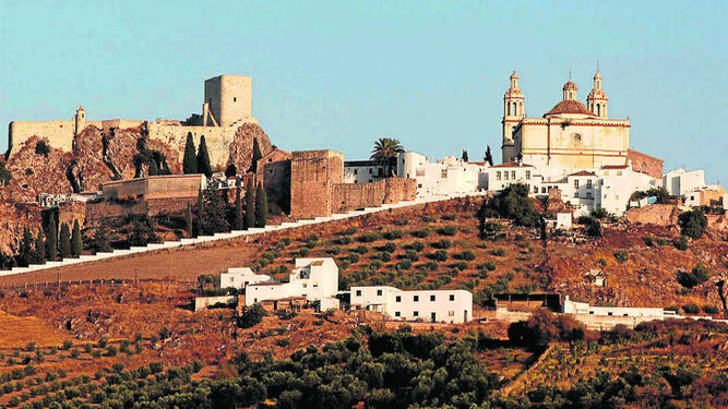Una vista panorámica del castillo y la iglesia parroquial de Olvera.