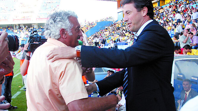 David Vidal y Jose González se saludan antes del choque de 2007, en el que el pupilo ganó la partida al maestro.