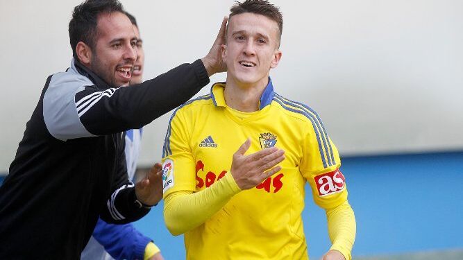 Salvi es felicitado tras marcar un gol.