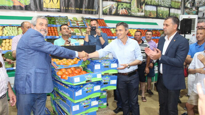 Ángel Acuña agradece al presidente de la Cooperativa de las Virtudes las frutas y hortalizas recibidas por su peso.