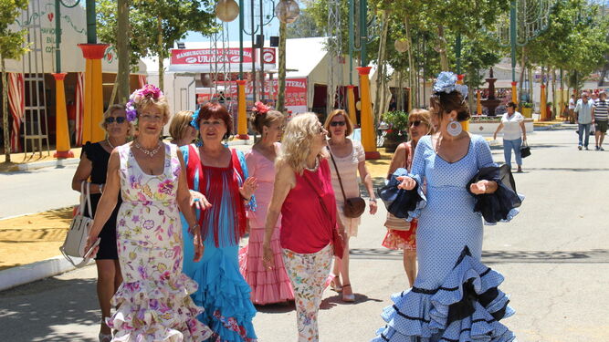 Un grupo de mujeres pasea por el recinto de Las Canteras.