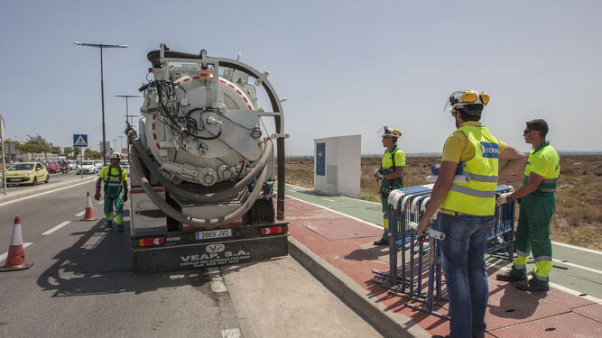 Operarios de Hidralia, con un vehículo de la empresa en la Ronda del Estero, tras acabar un trabajo.