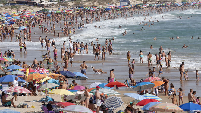 La playa de La Barrosa repleta de usuarios en una instantánea del pasado año.