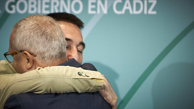 Fernando López Gil abraza a su sucesor, Juan Luis Belizón, tras la rueda de prensa de ayer en la que se confirmó el relevo al frente de la Delegación del Gobierno andaluz en Cádiz.