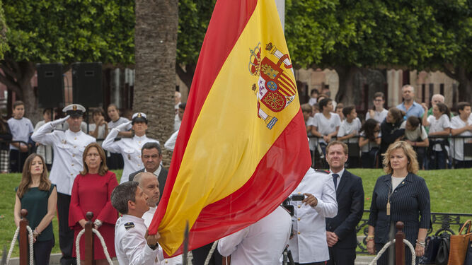 Izado de la bandera española con motivo del Día de las Fuerzas Armadas, en el pasado mes de mayo.