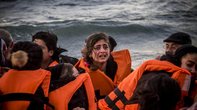 Fotografía de la llegada a Lesbos (Grecia) de personas que venían buscando refugio en 2015 y que formó parte de una exposición en la verja del Muelle.