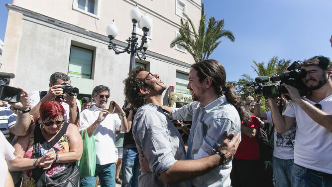 El alcalde, José María González, recibiendo a Pablo Iglesias en Cádiz, en junio de 2015.