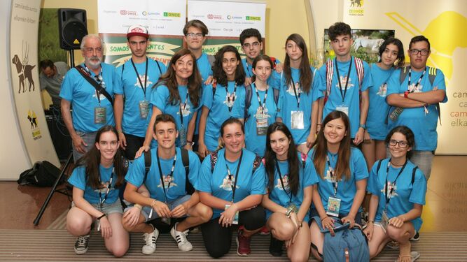 El grupo de estudiantes y profesores del IES La Caleta que participaron el fin de semana en el campamento organizado por la ONCE.