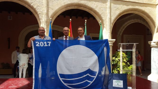 El alcalde y el concejal de Medio Ambiente, durante la recogida ayer de las banderas azules.