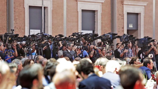 l Numerosos medios nacionales se acreditaron ayer en Cádiz para seguir el discurso del Rey con motivo del 150 aniversario de 'Diario de Cádiz'.