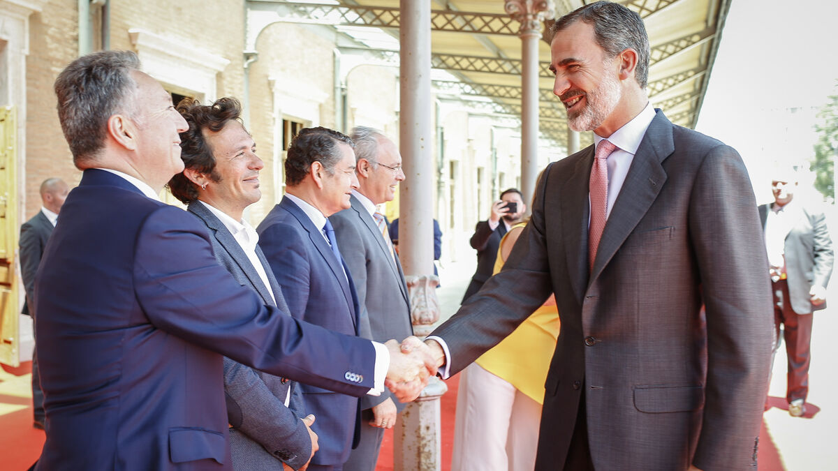 l El Rey saluda a José Joly en presencia del alcalde, José María González.