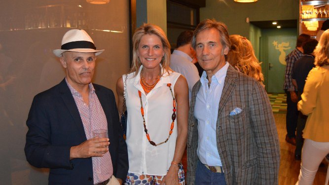 El poeta José Mateos, Cristina Luque y el empresario Jorge Manrique, disfrutando de la inauguración.