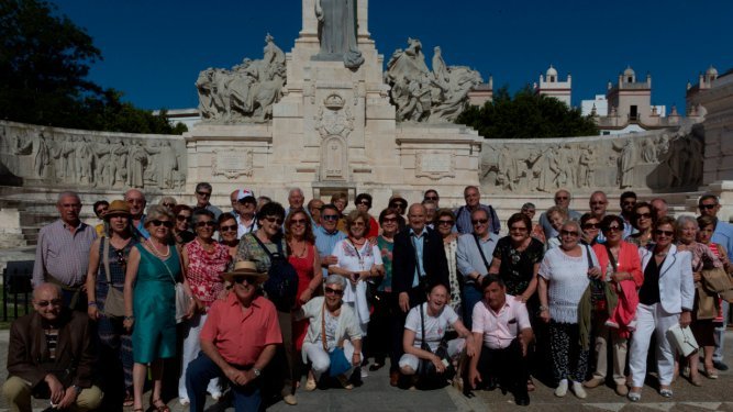 Miembros de Amigos de Telégrafos de España, durante su primer encuentro celebrado en la ciudad de Cádiz. El grupo posó ante el monumento a la Constitución de 1812, en la plaza de España.