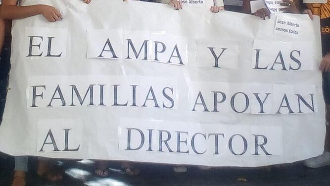 Pancarta de apoyo al director del IES Las Salinas, portada por estudiantes.