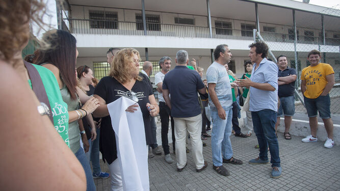 El alcalde de Cádiz, José María González, concentrado junto a los padres de alumnos de la Institución hace unos días.