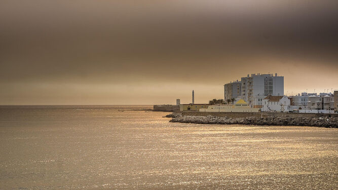 La nube de humo, desde la playa de Cádiz.