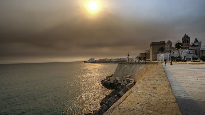 La nube de humo, desde la playa de Cádiz.