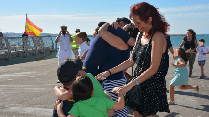 Familiares abrazan a los tripulantes de la 'Canarias' a su llegada a Rota.