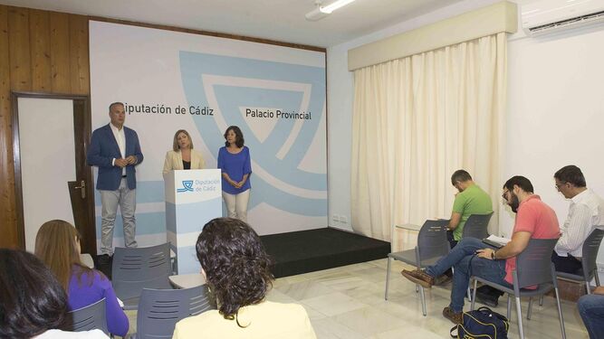 La presidenta, con Juan Carlos Ruiz Boix y Maribel Peinado, en su comparecencia de ayer.