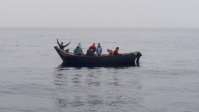 Uno de los grupos de migrantes localizados ayer, justo antes de su rescate por Salvamento Marítimo.