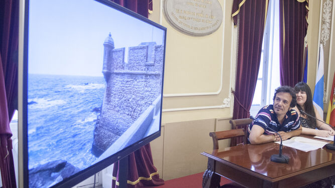 El alcalde, José María González, y la concejala de Turismo, Laura Jiménez, contemplan el vídeo promocional.