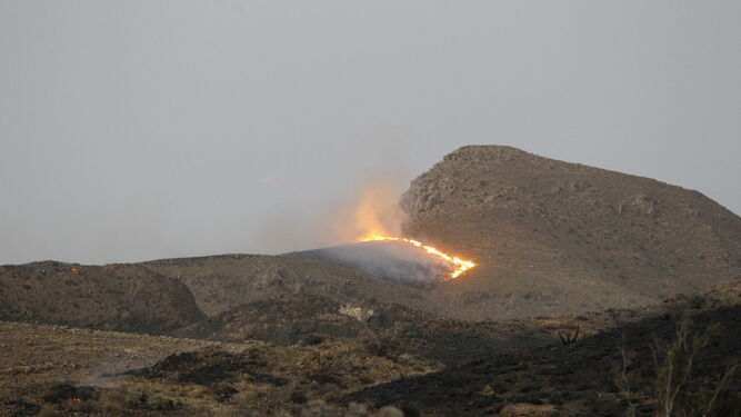El fuego anoche, al cierre de la edición, se dirigía al Cerro de los Frailes.