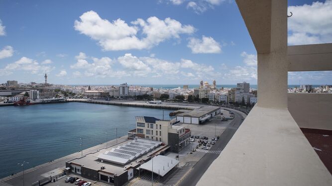El muelle Ciudad y la estación marítima con Cádiz al fondo ayer miércoles.