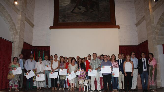 Foto de familia de las firmas y colectivos que han colaborado en la oferta educativa municipal.