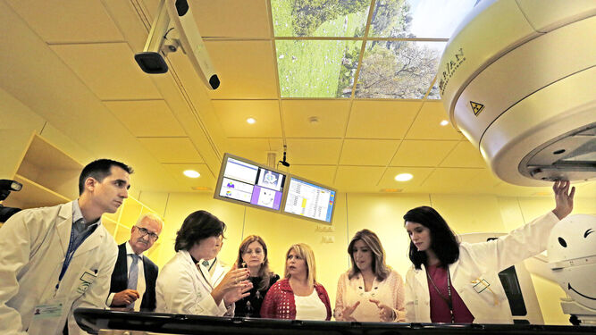 Personal de Radioterapia explica a Susana Díaz el funcionamiento de la unidad, ayer en Jerez.