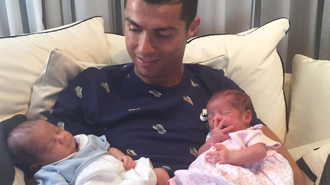 Cristiano Ronaldo, con sus mellizos.