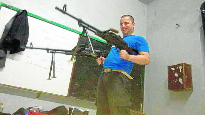 Ahmed Samsam, el yihadista detenido en Málaga, posa feliz con armas de largo alcance.