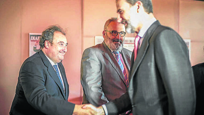 El director general de Grupo Joly, Tomás Valiente, en el momento de la recepción a la llegada de Don Felipe, junto a Máximo Díaz-Cano.