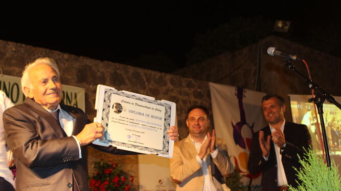 Rufino de Paterna muestra un diploma en presencia de los alcaldes de Paterna y Conil.