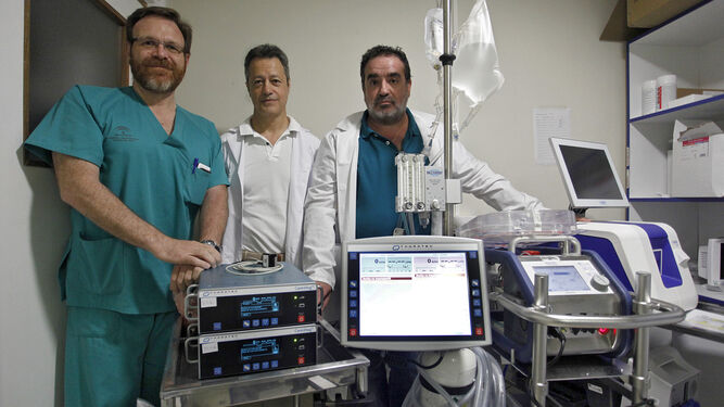 De izquierda a derecha, Antonio Gordillo Brenes, Tomás Daroca Martínez y Carlos García Camacho con los dispositivos Levitronix Centrimag y Cardiohelp.
