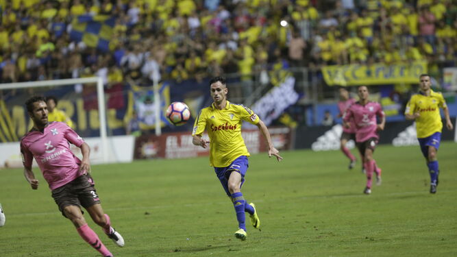 Rubén Cruz persigue el esférico en el Cádiz-Tenerife de la ida de la eliminatoria de ascenso a Primera.